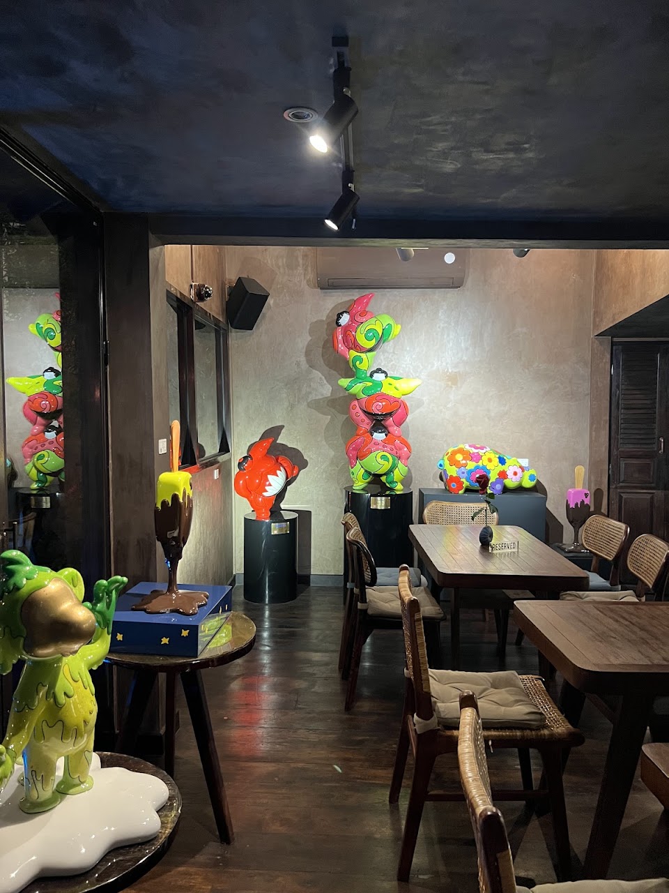 Vol de Nuit, The Hidden Bar